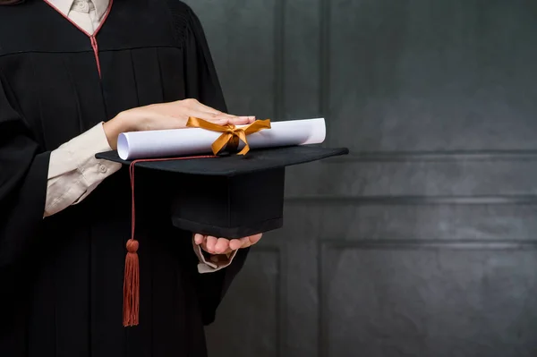 Abschlussfrau Aus Nächster Nähe Hält Mütze Und Urkunde Der Hand — Stockfoto