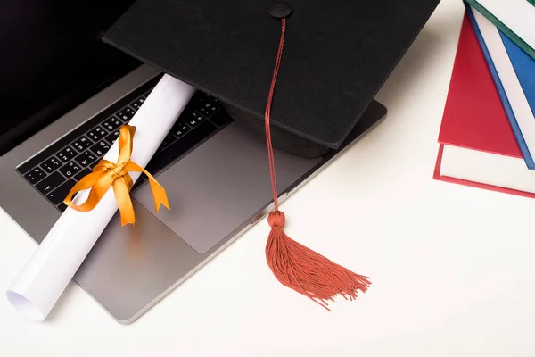 Tampa Graduação Com Computador Portátil Conceito Educação Linha — Fotografia de Stock