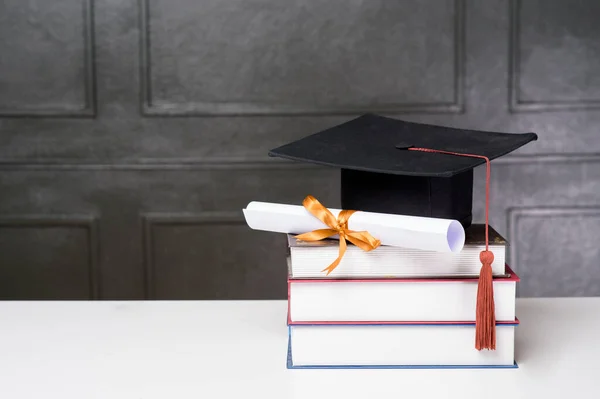 Tapa Graduación Con Libros Sobre Escritorio Blanco Fondo Educativo — Foto de Stock