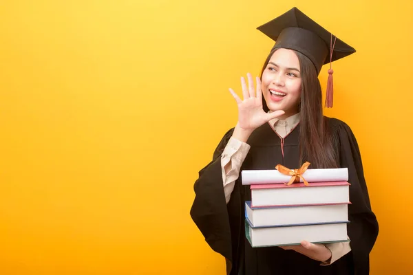 Hermosa Mujer Vestido Graduación Celebración Libros Certificado Sobre Fondo Amarillo —  Fotos de Stock