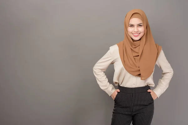 Retrato Mujer Hermosa Con Hijab Sonríe Sobre Fondo Gris —  Fotos de Stock