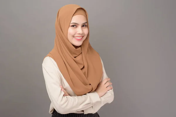 Retrato Mulher Bonita Com Hijab Está Sorrindo Fundo Cinza — Fotografia de Stock