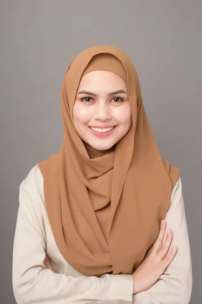 Potret Wanita Cantik Dengan Hijab Tersenyum Latar Belakang Abu Abu — Stok Foto