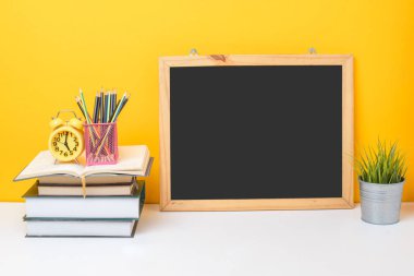 Çerçeveli sarı arka planda okul ekipmanları 