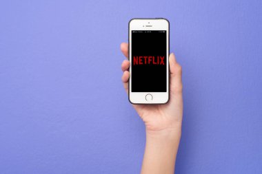 Bangkok, THAILAND, 14 Haziran 2020: Apple iPhone SE üzerinde Netflix logosu olan akıllı telefonu tutan kadın