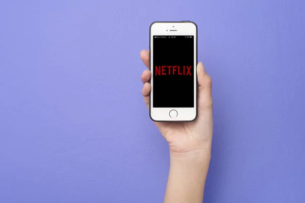 Bangkok Thailand Червня 2020 Жінка Тримає Smart Phone Логотипом Netflix — стокове фото