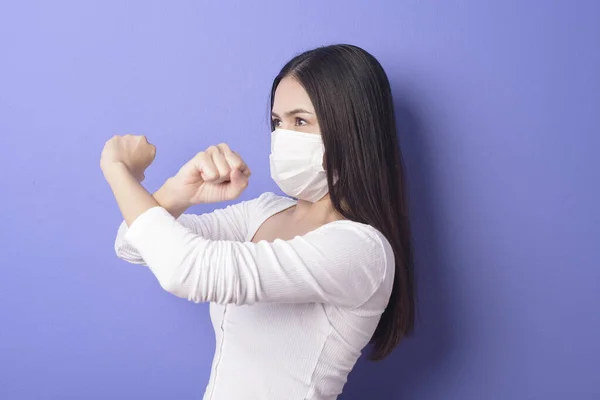 Porträt Einer Jungen Frau Trägt Gesichtsmaske Auf Lila Hintergrund — Stockfoto