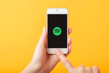 Bangkok, THAILAND, 3 Haziran 2020: Apple iPhone SE üzerinde spotify logosu olan akıllı telefonu tutan kadın