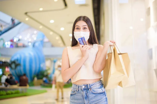 Retrato Mulher Bonita Está Usando Máscara Facial Centro Comercial — Fotografia de Stock