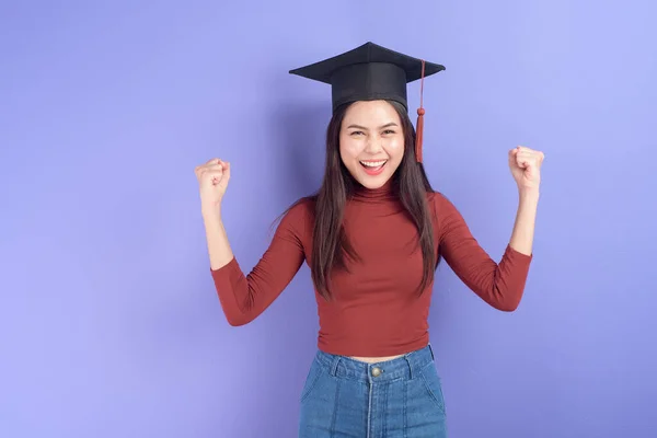 Retrato Una Joven Estudiante Universitaria Con Gorra Graduación Sobre Fondo —  Fotos de Stock