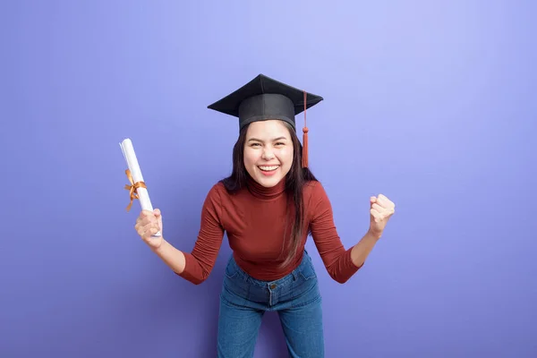Mezuniyet Şapkası Menekşe Arka Planda Genç Bir Üniversite Öğrencisi Kadının — Stok fotoğraf