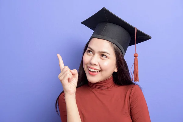 Porträt Einer Jungen Studentin Mit Mütze Auf Violettem Hintergrund — Stockfoto