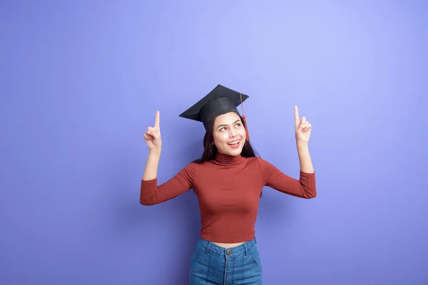 Portret Van Jonge Universiteitsstudente Met Afstudeerpet Violette Achtergrond — Stockfoto