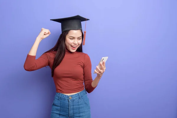 Porträt Einer Jungen Studentin Mit Mütze Auf Violettem Hintergrund — Stockfoto