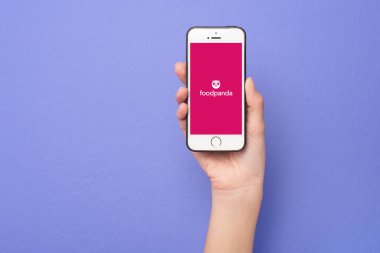 Bangkok, THAILAND, 14 Haziran 2020: Apple iPhone SE üzerinde Food Panda logosu olan akıllı telefonu tutan kadın