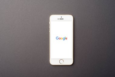 Bangkok, THAILAND, 12 Haziran 2020: Apple iPhone SE üzerinde Google logosu olan Akıllı Telefon