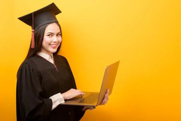 Porträt Der Schönen Frau Abschlusskleid Hält Laptop Computer Auf Gelbem — Stockfoto