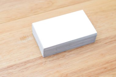 Boş kartvizitleri ahşap masaya yığmak