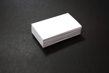 Siyah arkaplanda boş kartvizit yığını