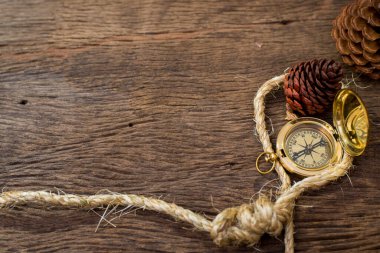 Ahşap zemin üzerinde eski pusula 