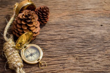 Ahşap zemin üzerinde eski pusula 