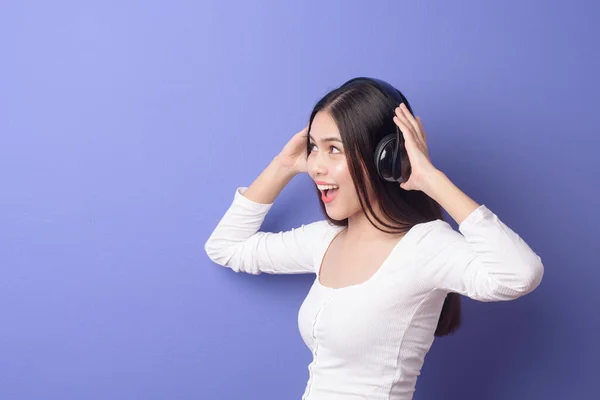 Young Woman Listening Music Purple Background — Stock Photo, Image