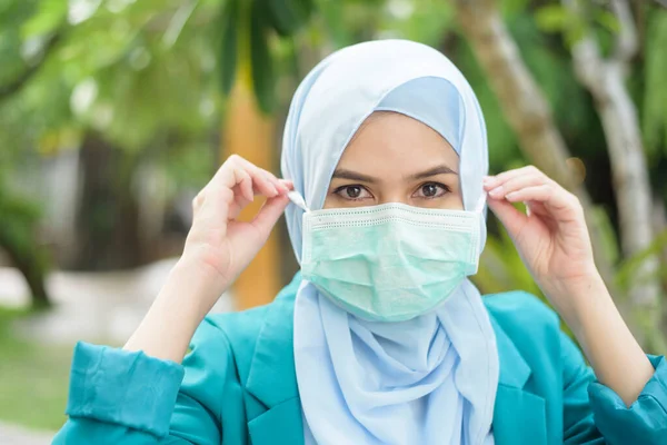 Muselman Kvinna Med Hijab Klädd Ansikte Mask Utomhus — Stockfoto