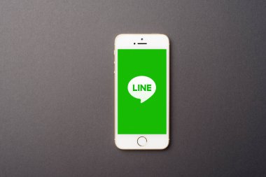 Bangkok, THAILAND, 12 Haziran 2020: Apple iPhone SE üzerinde Line logosu olan Akıllı Telefon