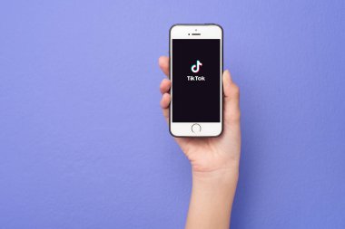 Bangkok, THAILAND, 14 Haziran 2020: Apple iPhone SE üzerinde Tik Tok logosu olan akıllı telefonu tutan kadın