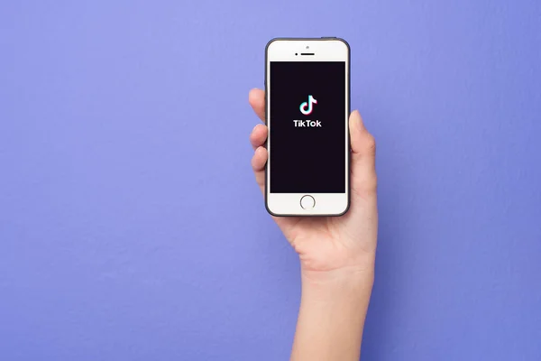 Bangkok, THAILAND, 14 Haziran 2020: Apple iPhone SE üzerinde Tik Tok logosu olan akıllı telefonu tutan kadın