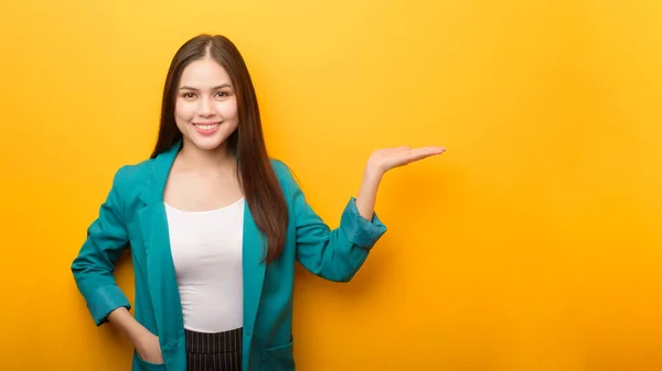 Mode Porträtt Vacker Kvinna Grön Kostym Visar Något Hennes Hand — Stockfoto