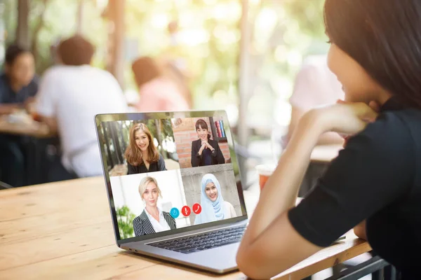 Junge Frau Blickt Während Eines Geschäftstreffens Videokonferenzanwendung Auf Ihren Computerbildschirm — Stockfoto