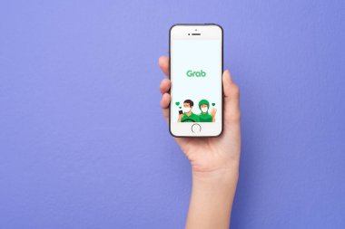 Bangkok, THAILAND, 16 Haziran 2020: Apple iPhone SE 'de Hold logosu olan akıllı telefonu tutan kadın