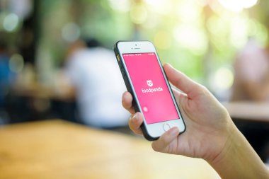 Bangkok, THAILAND, 20 Haziran 2020: Apple iPhone SE üzerinde Food Panda logosu olan akıllı telefonu tutan kadın