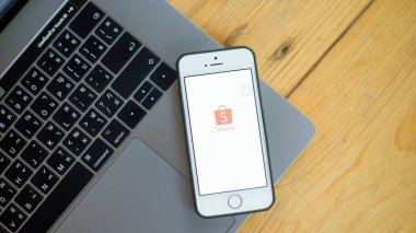 Bangkok, THAILAND, 20 Haziran 2020: Akıllı Telefon Apple iPhone SE MacBook pro üzerinde Shopee logosu 