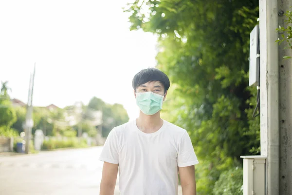 Jonge Aziatische Man Draagt Gezichtsmasker Stad Outdoor — Stockfoto