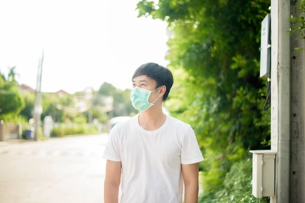 Jonge Aziatische Man Draagt Gezichtsmasker Stad Outdoor — Stockfoto