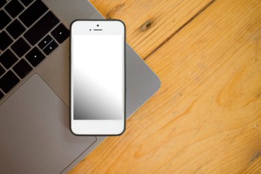 Bilgisayarda ekran modeli olan akıllı telefon 