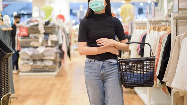 Mulher Com Máscara Facial Está Comprando Roupas Centro Comercial — Fotografia de Stock