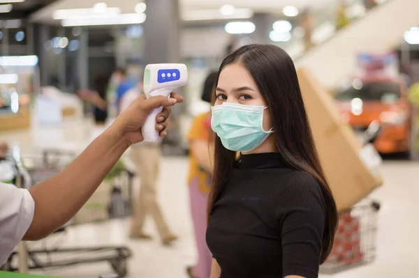 Hand Hand Mit Temperaturpistole Bei Junger Frau Soziale Distanzierungsmaßnahme Zur — Stockfoto