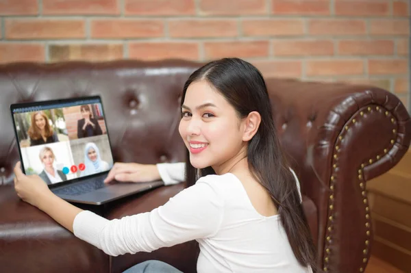 Young Woman Zoek Naar Haar Computerscherm Tijdens Zakelijke Bijeenkomst Door — Stockfoto