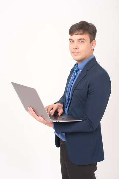 Portret Młodego Biznesmena Jest Pomocą Laptopa Nad Białym Tle Studio — Zdjęcie stockowe