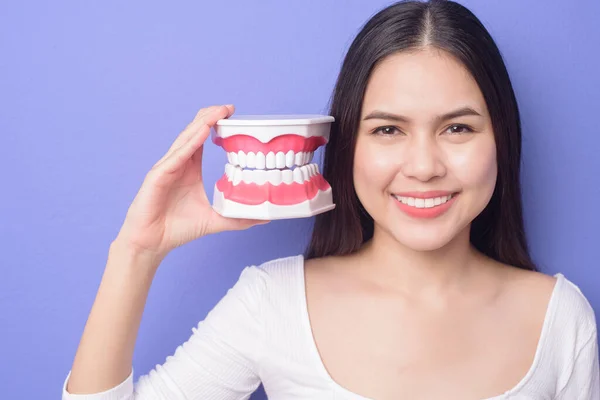 Seorang Wanita Cantik Tersenyum Young Memegang Gigi Gigi Palsu Plastik — Stok Foto