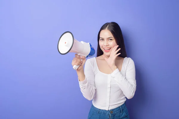 Retrato Joven Hermosa Mujer Sonriente Está Utilizando Megáfono Para Anunciar —  Fotos de Stock