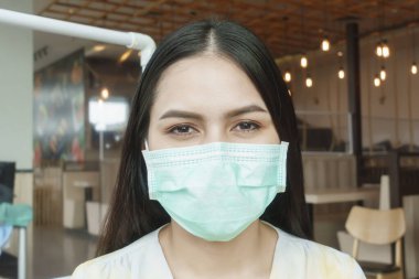Coronavirus salgını nedeniyle şehir kapatılırken, restoranda sosyal mesafe protokolü olan bir kadın yemek yiyor. 