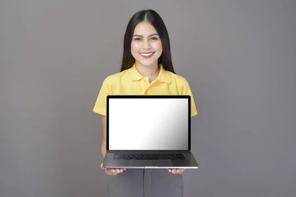 Junge Selbstbewusste Schöne Frau Gelbem Hemd Hält Eine Laptop Attrappe — Stockfoto