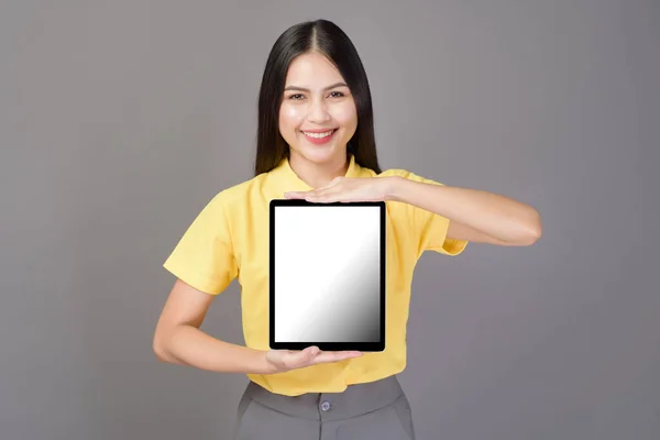 Junge Selbstbewusste Schöne Frau Gelbem Hemd Hält Eine Tablet Attrappe — Stockfoto