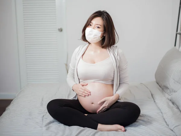 Güzel Asyalı Hamile Kadın Evinde Koruyucu Maske Takıyor Coronavirus Koruma — Stok fotoğraf