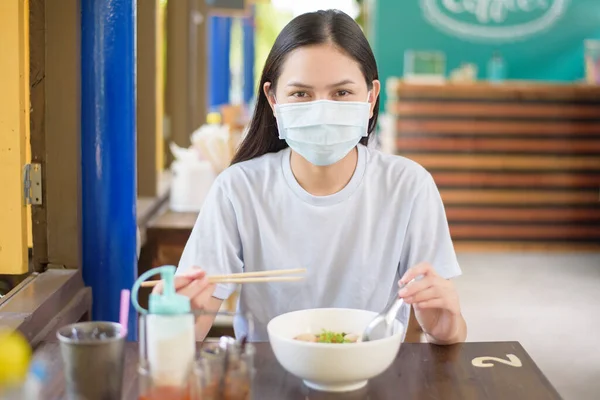 Egy Fiatal Thai Street Kaját Eszik Maszkot Visel Normális Étkezési — Stock Fotó