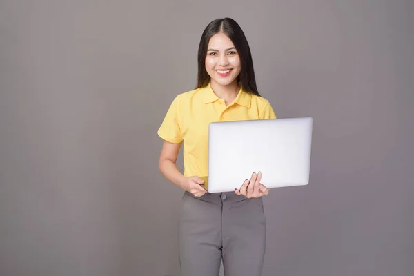 Eine Junge Selbstbewusste Schöne Frau Gelbem Hemd Hält Einen Laptop — Stockfoto